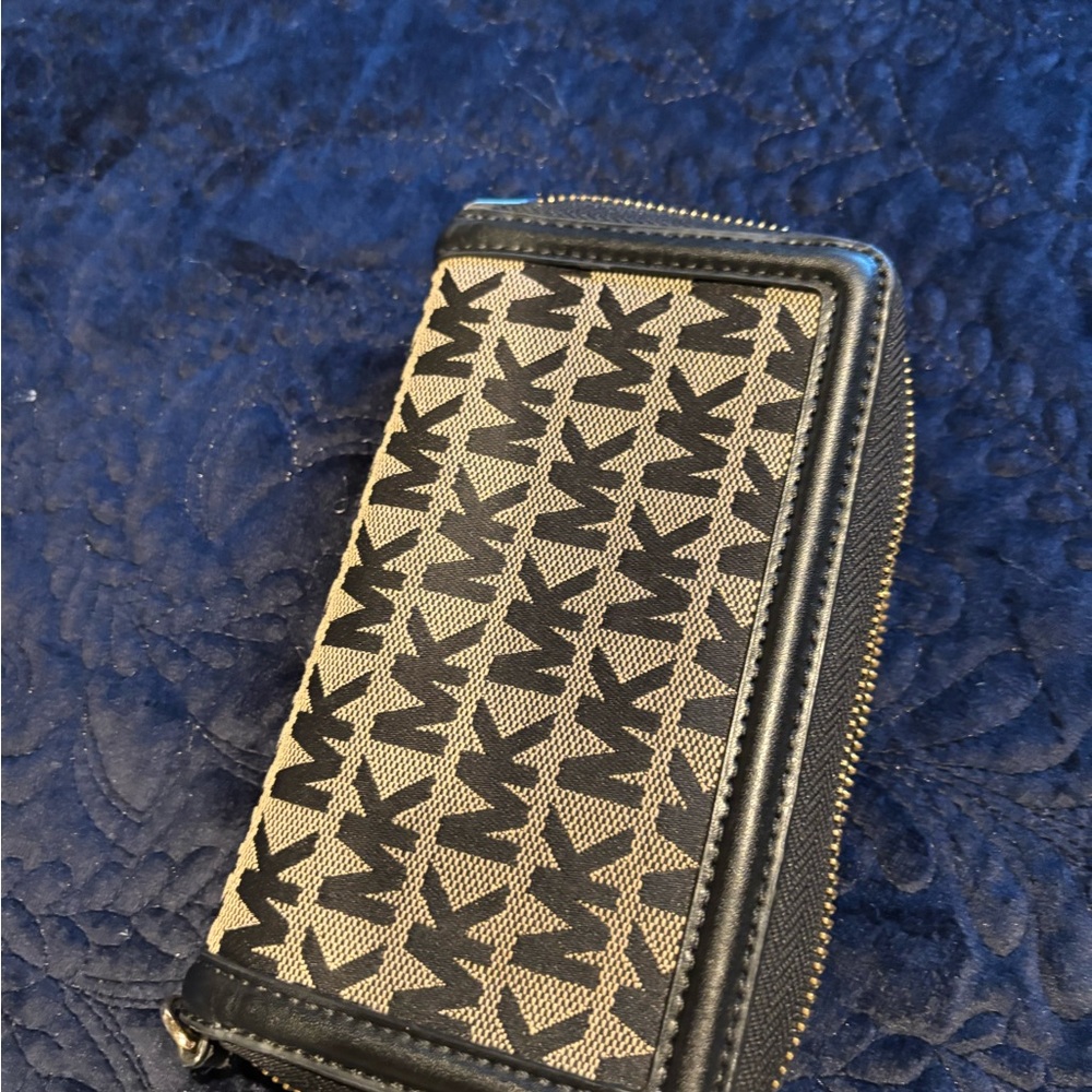 Michael Kors Black and Tan Signature Wallet - Picture 3 of 4